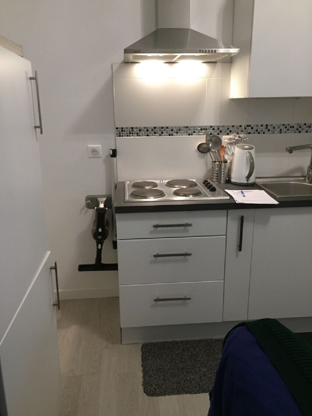 Réfrigérateur, plaque de cuisson, cafetière/bouilloire