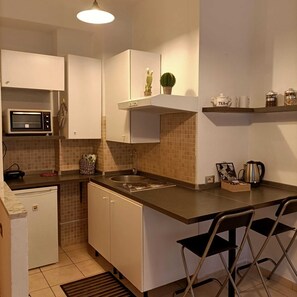 Kühlschrank, Wasserkocher mit Kaffee-/Teezubehör