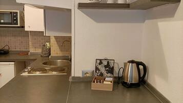 Réfrigérateur, cafetiÚre/bouilloire