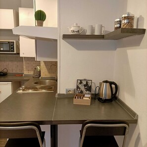 Kühlschrank, Wasserkocher mit Kaffee-/Teezubehör