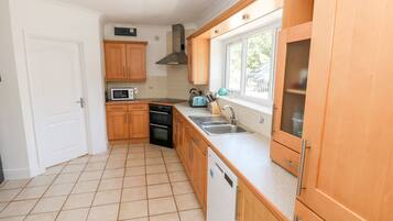 Cottage | Private kitchen | Fridge, dishwasher, electric kettle, toaster