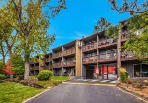 Exterior - "Drake Your Money Maker" Top Floor Condo on Edge of Downtown near Deschutes River with Balcony (Bend)