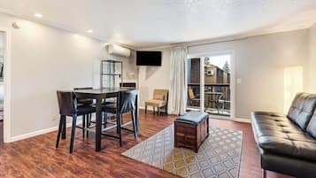 TV, fireplace, offices