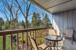 Property grounds - "Drake Your Money Maker" Top Floor Condo on Edge of Downtown near Deschutes River with Balcony (Bend)