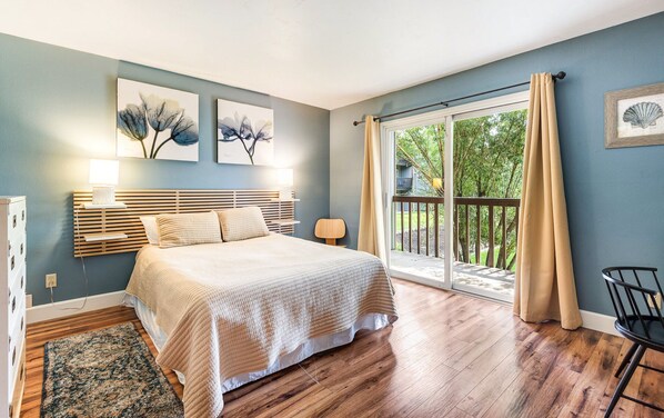 1 bedroom, iron/ironing board, free WiFi, bed sheets - "Downtown Abbey" Condo on the outskirts of downtown near river (Bend)