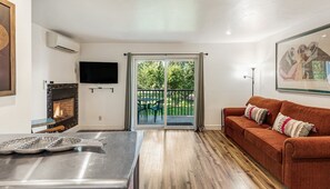 TV, fireplace - "Downtown Abbey" Condo on the outskirts of downtown near river (Bend)