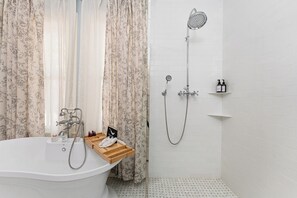 Badewanne, Haartrockner, Handtücher, Seife