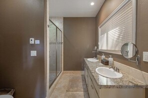 Ensemble douche/baignoire, baignoire à jets, serviettes fournies
