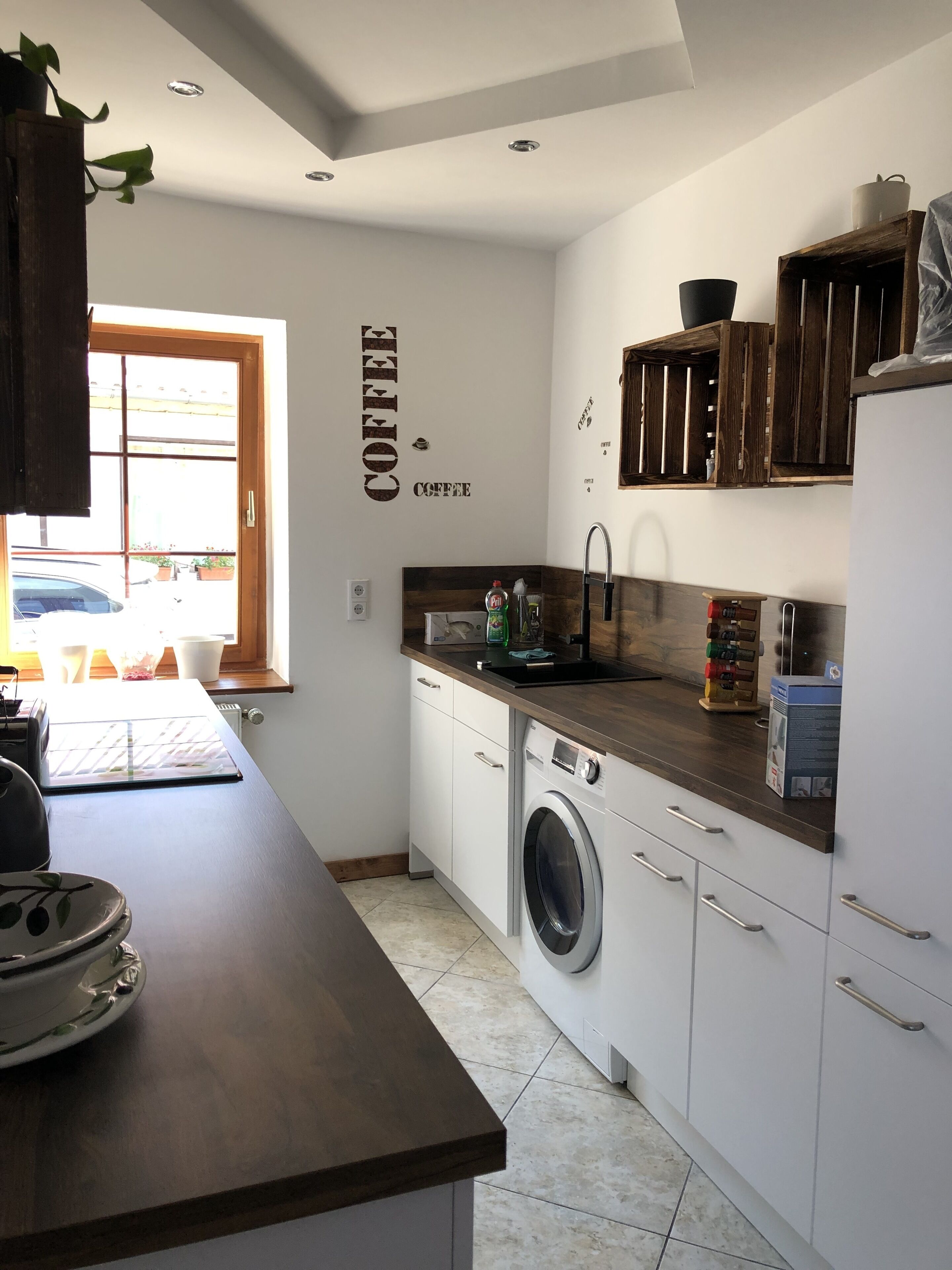 Kylskåp, mikrovågsugn, spishäll och diskmaskin