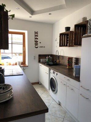 Jääkaappi, mikroaaltouuni, liesi, astianpesukone