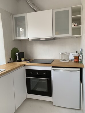 Kühlschrank, Mikrowelle, Ofen, Herdplatte