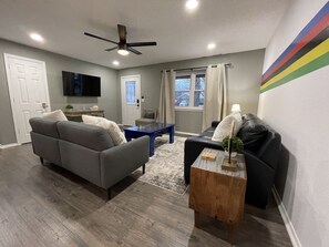 Smart-TV, fotballspill, bøker og stereoanlegg