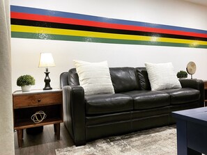 Televisor intel·ligent, futbolí, llibres i estèreo 