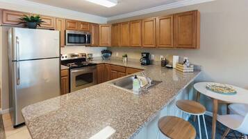 Een koelkast, een microgolfoven, een oven, een kookplaat