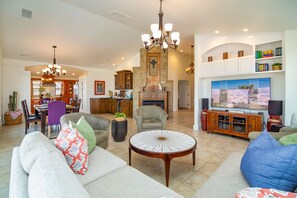 Téléviseur connecté, foyer, lecteur de DVD, livres