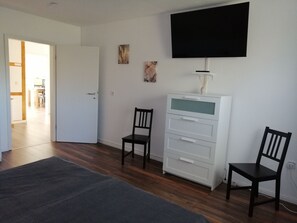 2 bedrooms, desk, travel cot, free WiFi