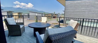 Pet Friendly, Red Poppy at the Quarry, Amazing 2 Bed/2 Bath, Hot Tub, Sleeps 7!