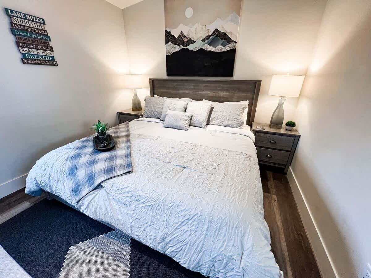 2 bedrooms, iron/ironing board, WiFi, bed sheets