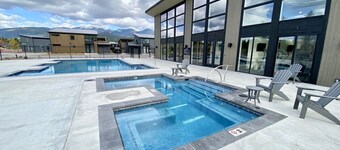 Pet Friendly, Red Poppy at the Quarry, Amazing 2 Bed/2 Bath, Hot Tub, Sleeps 7!