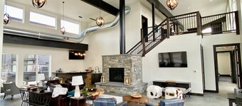 Pet Friendly, Red Poppy at the Quarry, Amazing 2 Bed/2 Bath, Hot Tub, Sleeps 7!