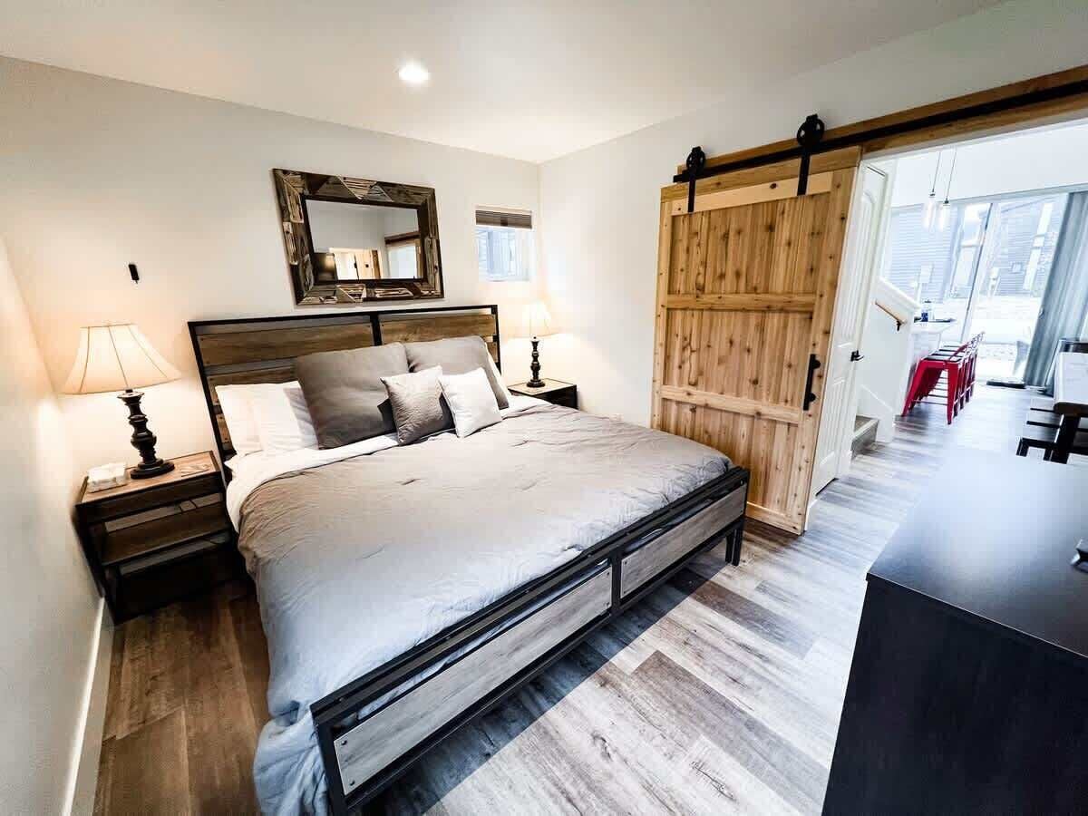 2 chambres, fer et planche à repasser, Wi-Fi, draps fournis