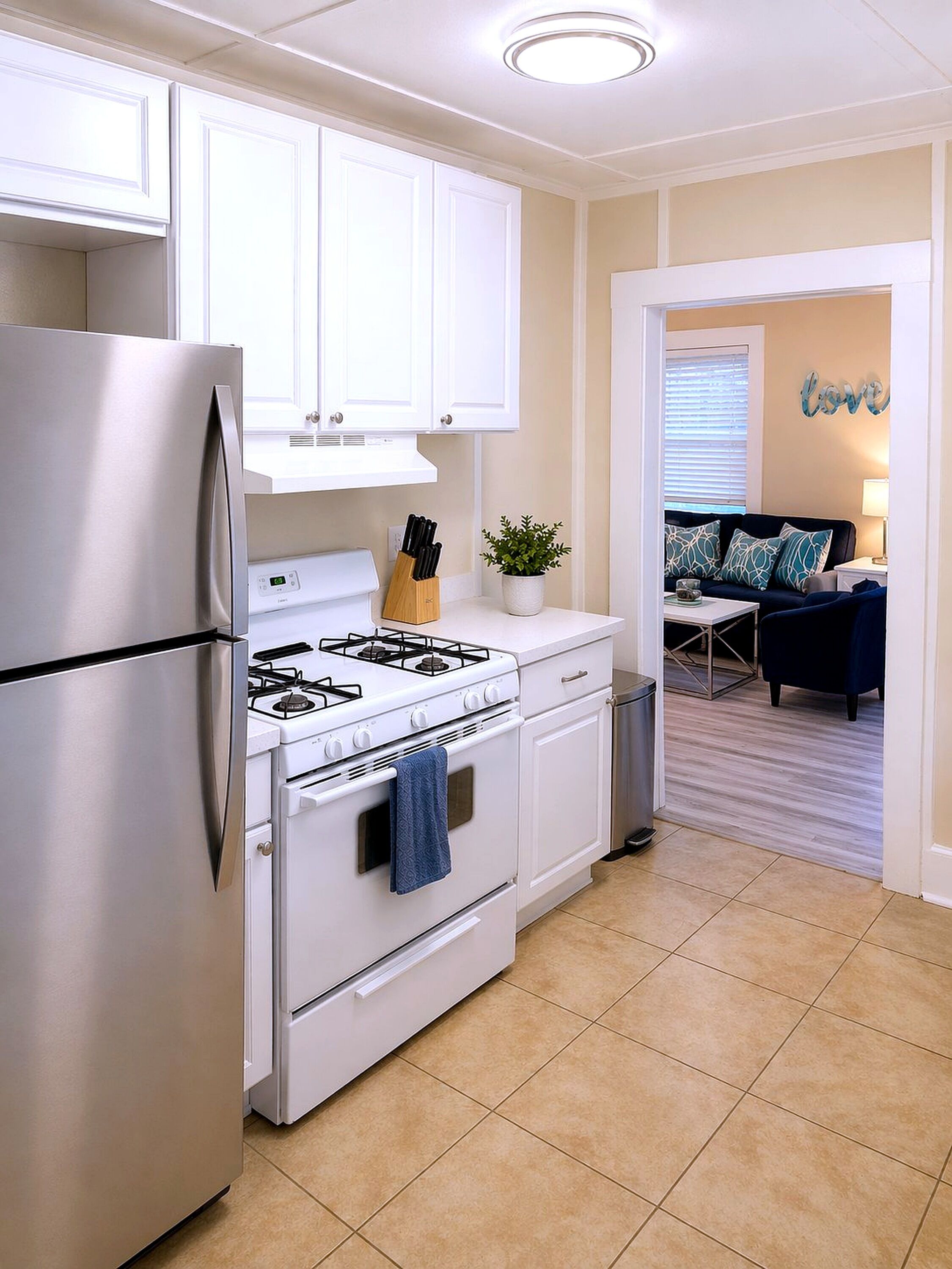 冷蔵庫、電子レンジ、オーブン、コンロ