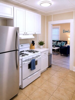 Een koelkast, een magnetron, een oven, een kookplaat