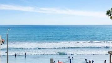 Na praia, espreguiçadeiras, toalhas de praia