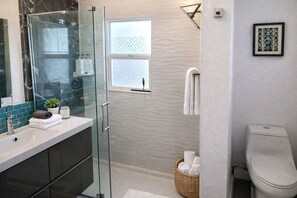 Secadora de cabello, toallas, jabón, shampoo 