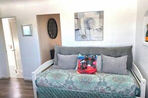1 chambre, bureau, fer et planche à repasser, lits bébé