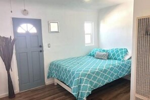 1 chambre, bureau, fer et planche à repasser, lit de bébé