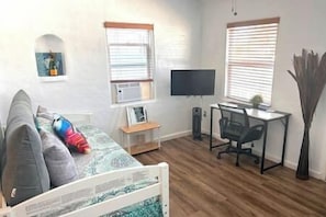 1 chambre, bureau, fer et planche à repasser, lits bébé