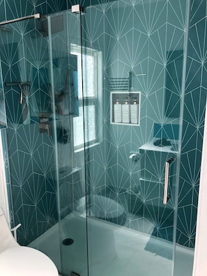 Douche, sèche-cheveux, serviettes fournies, savon