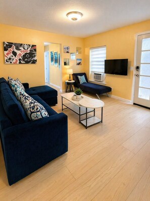 Smart TV, fireplace - CasaViva Garden · 2BR/1.5BA Firepit, S'mores & Kids Playset, Near Zoo, SeaWorld (San Diego)