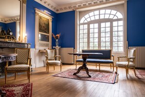 Una televisión, una mesa de tenis de mesa, libros, una oficina