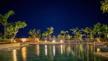 Una piscina al aire libre, sombrillas, tumbonas