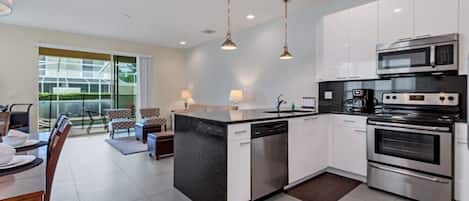 Een koelkast, een magnetron, een oven, een vaatwasser