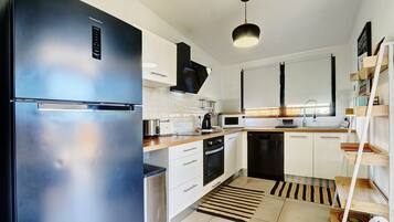 Kühlschrank, Mikrowelle, Ofen, Herdplatte