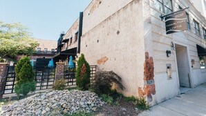 Un edificio con un cartel que dice "202 Hamilton Lofts".