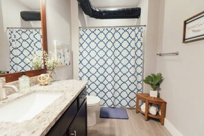 Baignoire, séchoir à cheveux, serviettes fournies