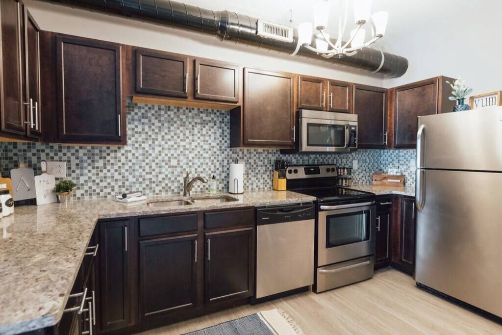 Frigorífico, microondas, horno y placa de cocina