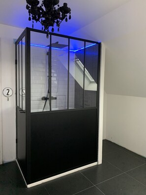 Combined shower/bathtub, hair dryer, towels, toilet paper