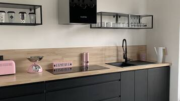 Réfrigérateur, micro-ondes, four, plaque de cuisson