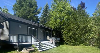 3 BEDROOM LAKE FRONT COTTAGE WITH SPECTACULAR LAKE VIEWS AND SERENE ATMOSPHERE