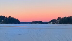 A frozen landscape with a clear sky at sunset. - 3 BEDROOM LAKE FRONT COTTAGE WITH SPECTACULAR LAKE VIEWS AND SERENE ATMOSPHERE (Utterson)