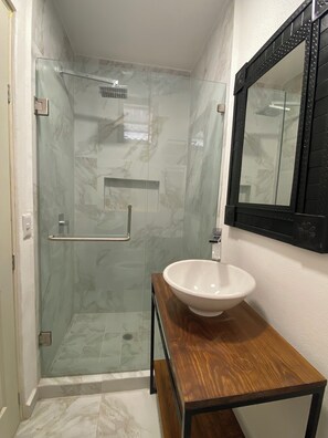 Dusche, Haartrockner, Handtücher, Seife