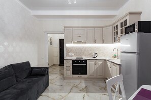 Fridge, microwave, oven, stovetop - Beautiful apartment in Arcadia (Одеса)