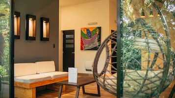 Ropa de cama de alta calidad y caja de seguridad en la habitación