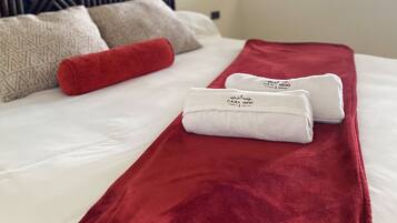 Suites vistas al Volcán - 1 King Bed | Ropa de cama de alta calidad, caja fuerte, tabla de planchar con plancha
