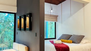 Suites vistas al Bosque - 1 King Bed | Premium bedding, in-room safe, iron/ironing board, rollaway beds